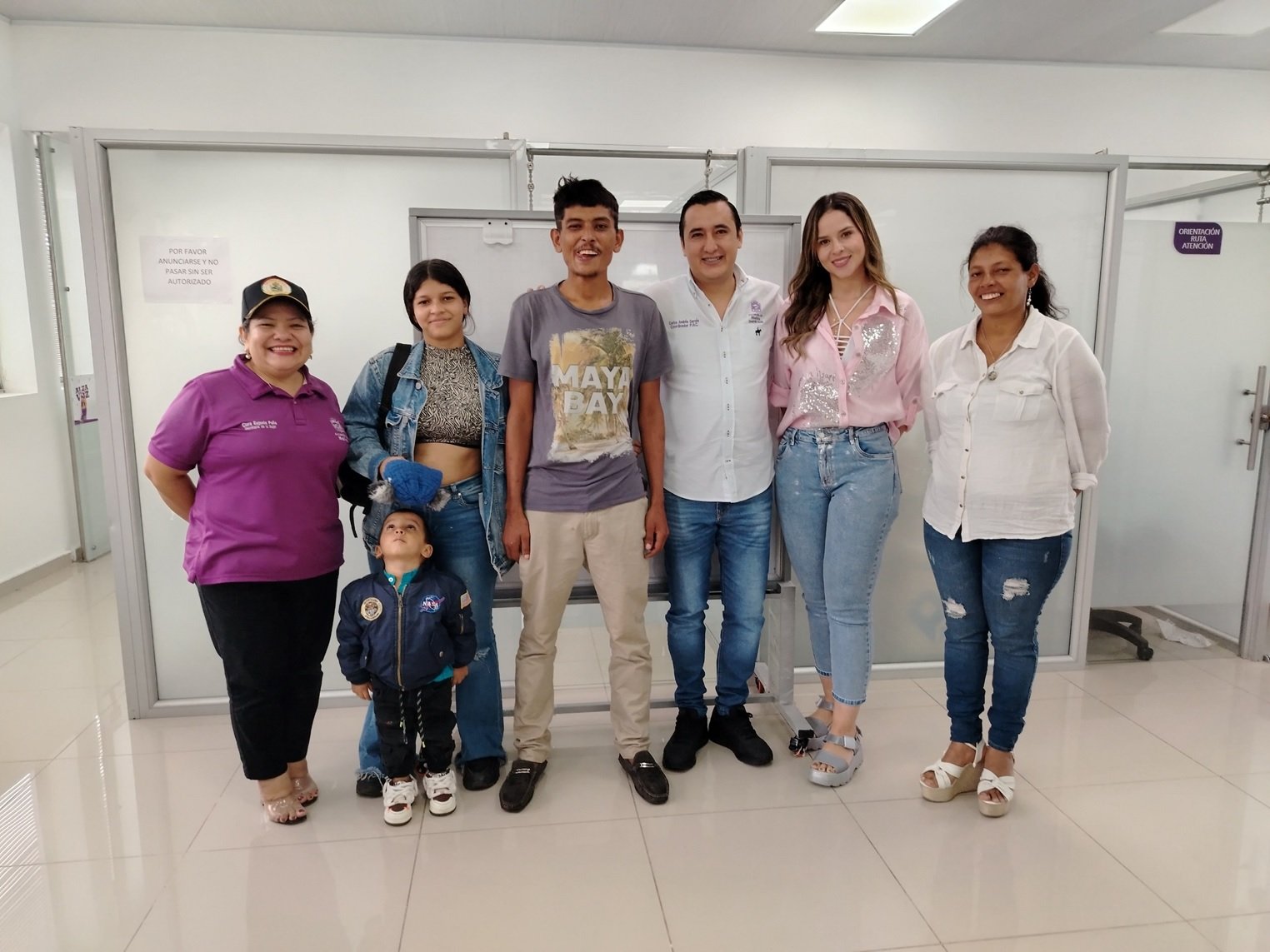 Apoyo de la Alcaldía de Neiva permite emotivo reencuentro entre madre e hijo.