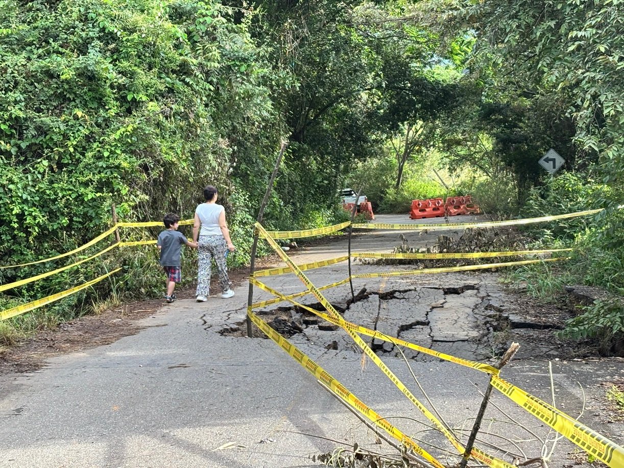 Gobierno Departamental responde a emergencia vial en Aipe