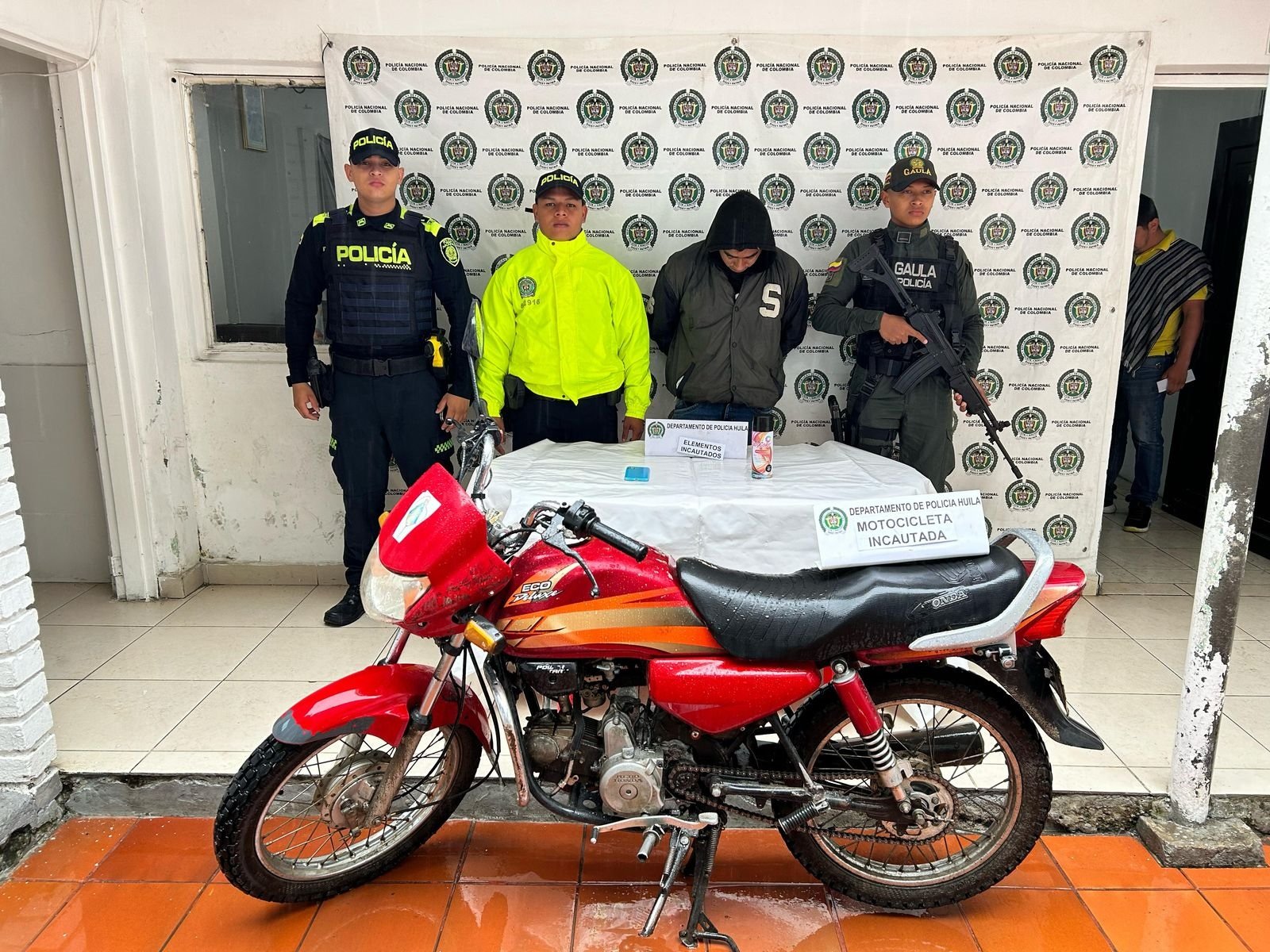 Policía captura a hombre que pintaba grafitis de grupo armado en La Plata, Huila