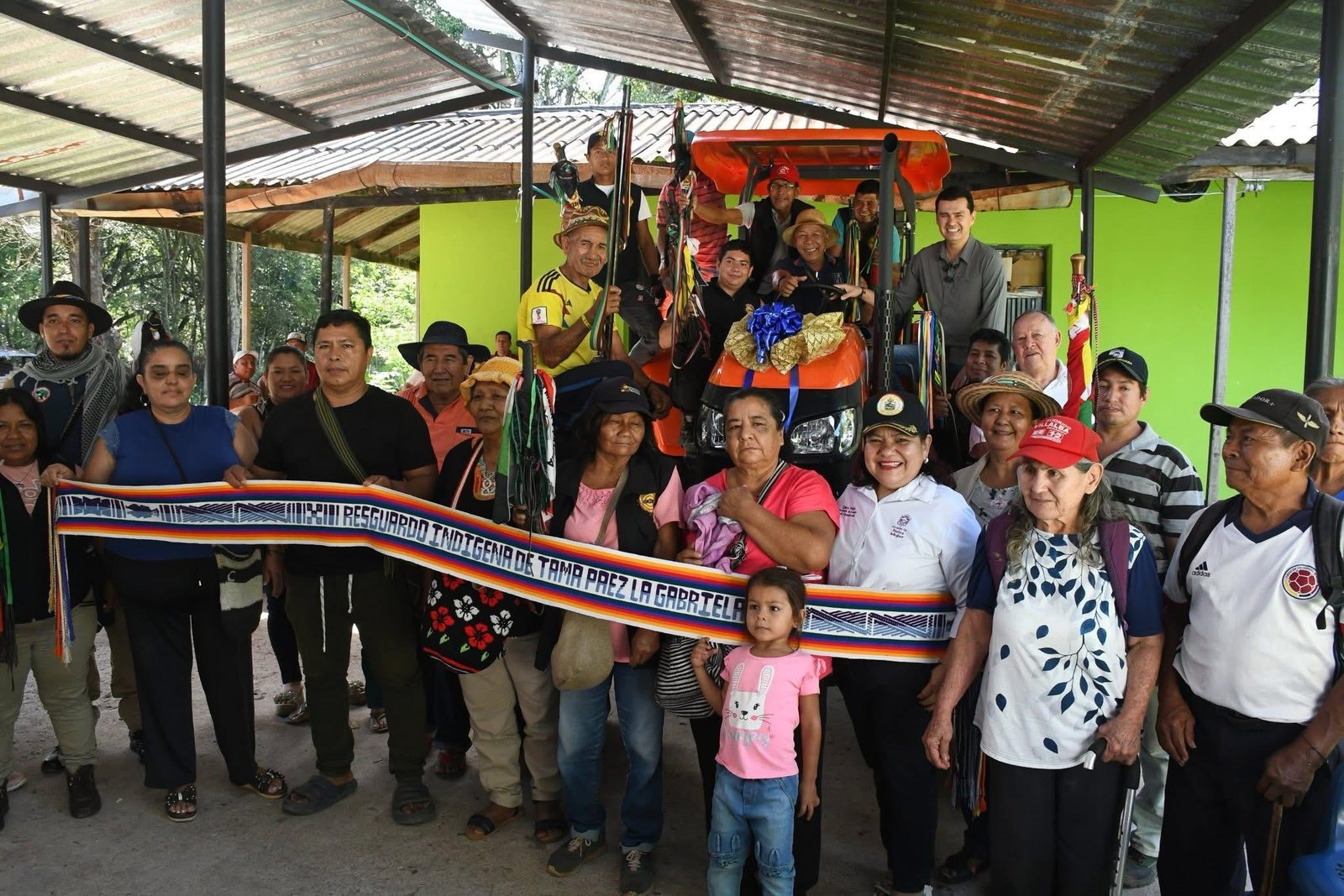 Alcalde Germán Casagua impulsa la economía rural del pueblo Tama Páez con moderna maquinaria agrícola