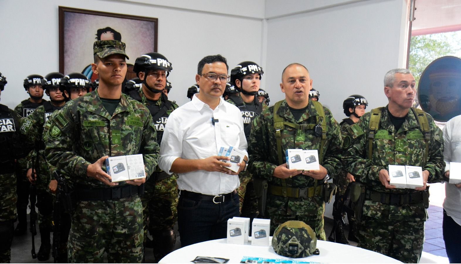 Gobernación del Huila impulsa la modernización tecnológica del Ejército con entrega de cámaras corporales