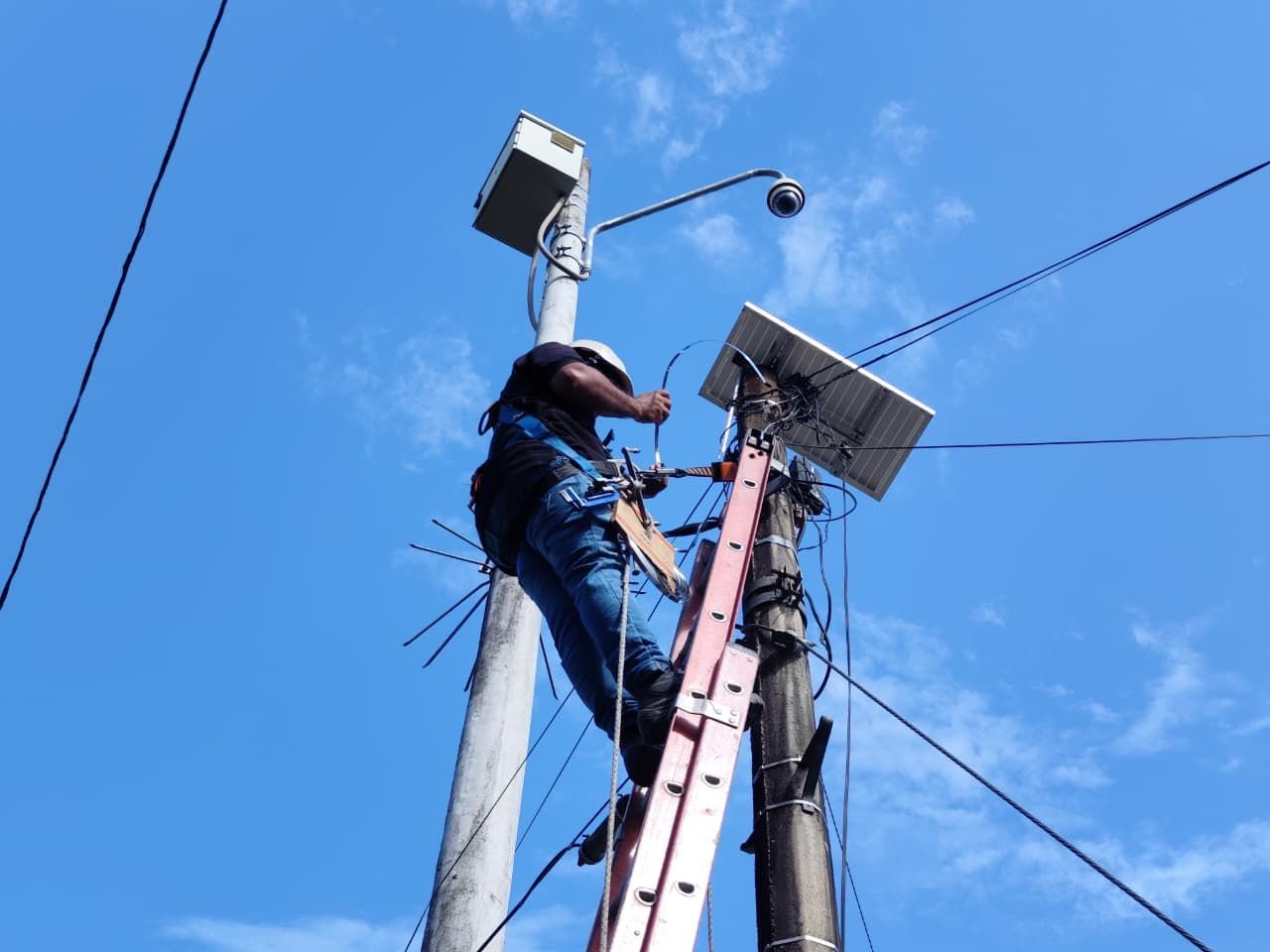 Neiva fortalece la prevención del delito con la instalación de alarmas comunitarias en los barrios