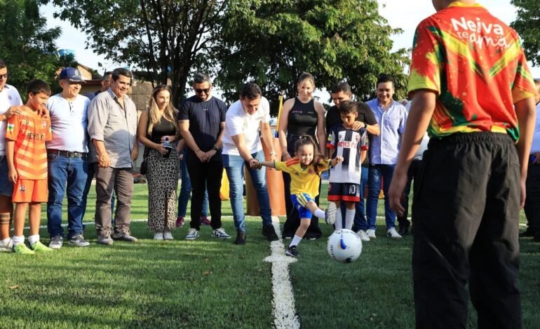 Alcalde Casagua sigue cumpliendo: comuna 2 estrena cancha sintética pública