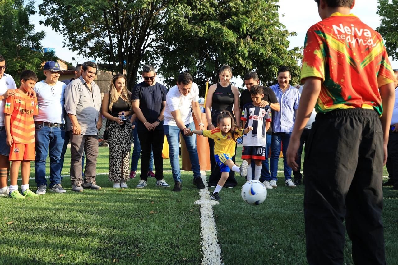 Alcalde Casagua sigue cumpliendo: comuna 2 estrena cancha sintética pública